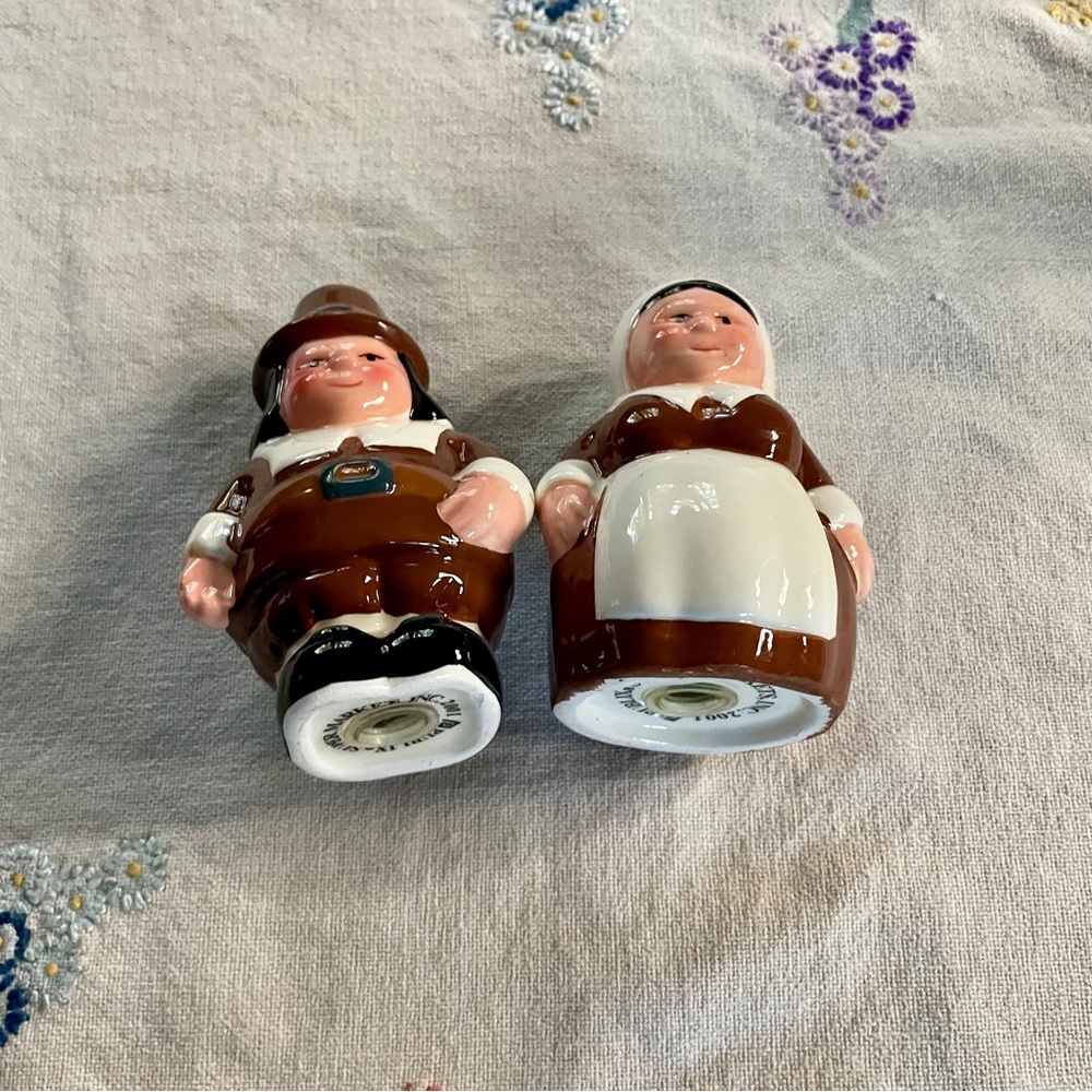 Vintage Publix The Pilgrim Pair Salt and Pepper Shakers. 2001. 4.75" Tall - Picture 2 of 9